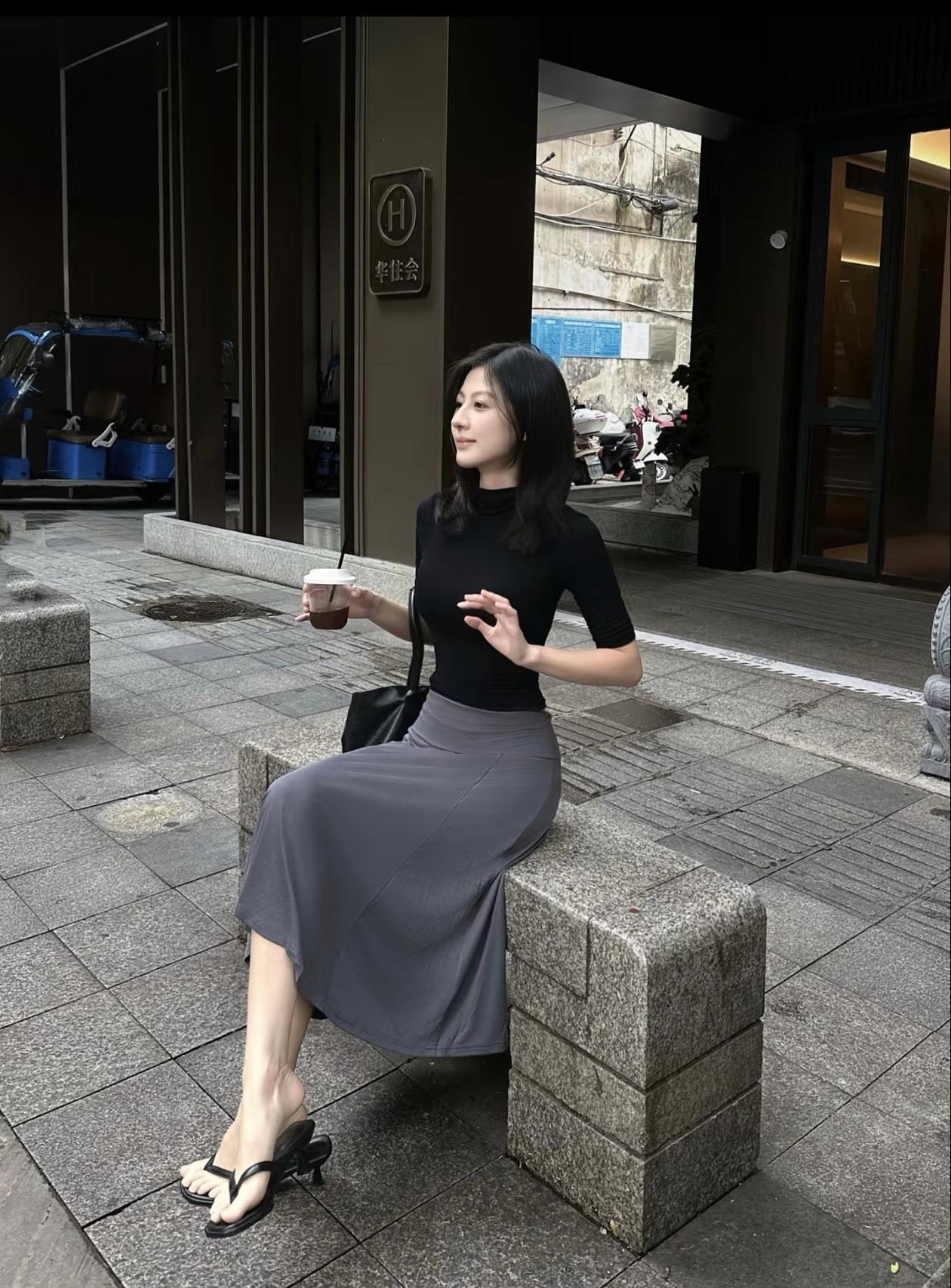 素衣轻舞步，浅笑含羞眉