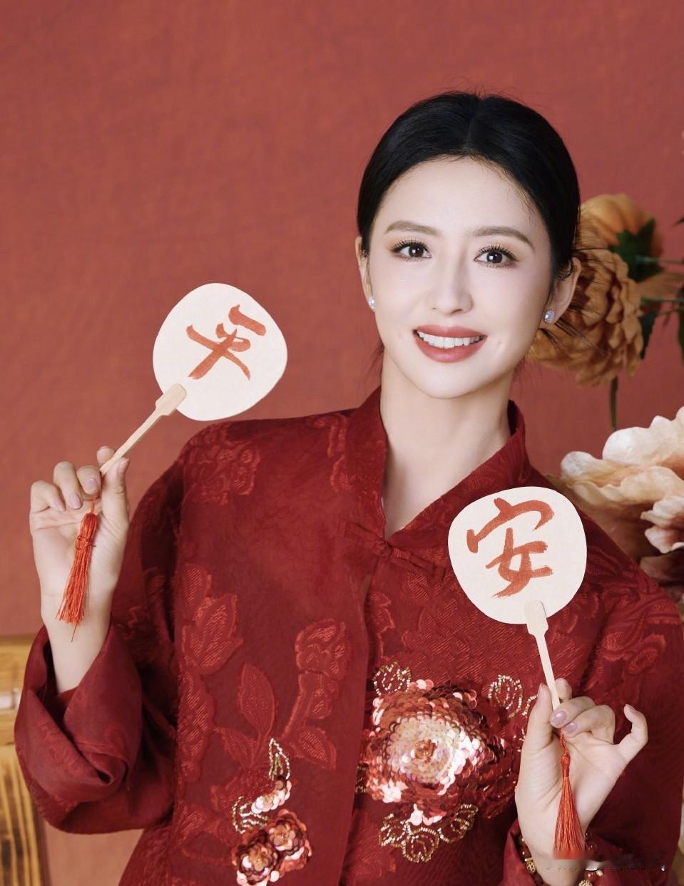 佟丽娅身穿新中式迎新春，笑得好甜。佟丽娅的儿子朵朵也一同出镜，朵朵也拥有同款梨涡