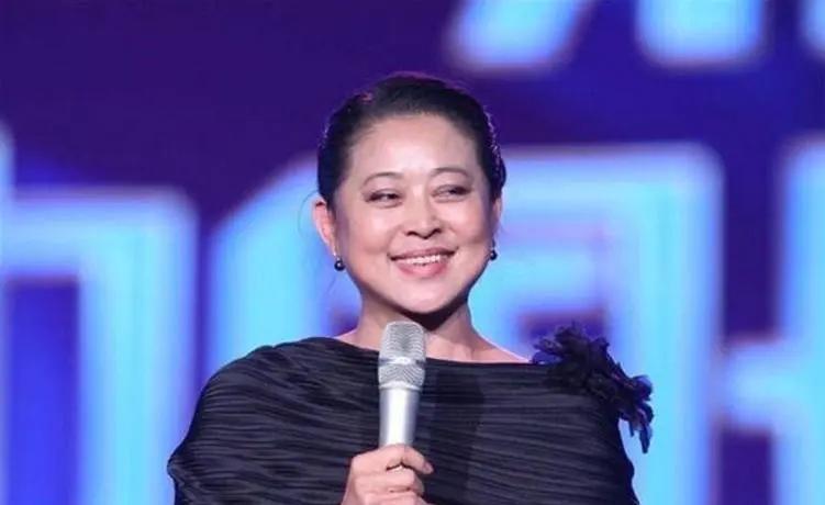 44岁的松子盯着验孕棒上的两道杠，手开始发抖。这是她第三次怀孕，前两次都在孕