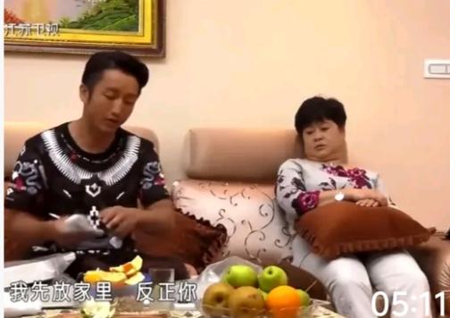 邹市明在家里的地位实在是很低，连丈母娘都对他爱搭不理的。之前我一直有疑惑，为什