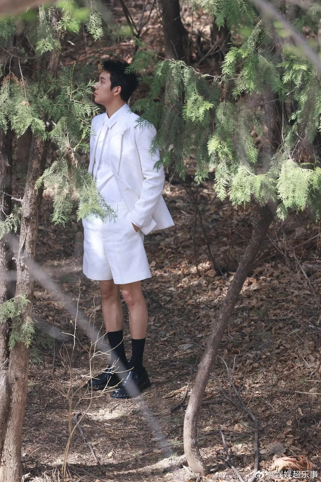 真的很想告诉林沐然一声，十五岁之后就不要穿这种裤子了。。