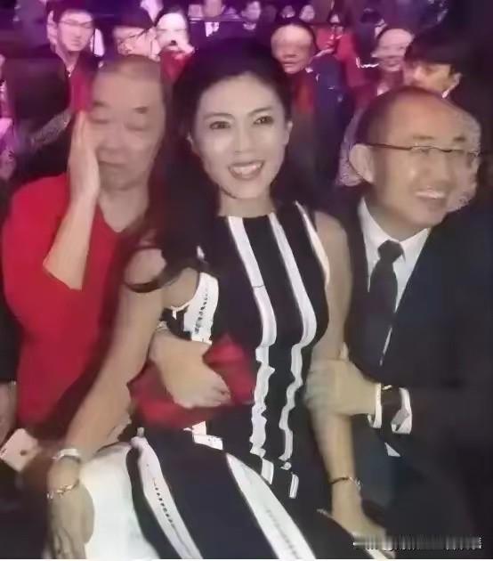 不知道她老公看到这一幕，会怎么想啊！[捂脸哭][捂脸哭][捂脸哭]