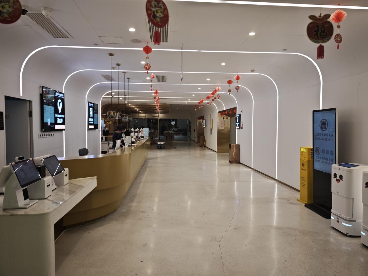 在杭州出个短差，临时住进在杭州东站内的一家酒店。酒店场地应该是车站的地下车库，故
