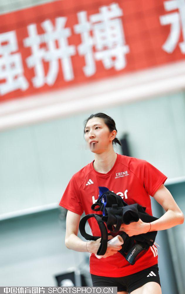 【伤愈归来吴梦洁期待与队友并肩战斗】8月12日，中国女排在国家体育总局训练局进