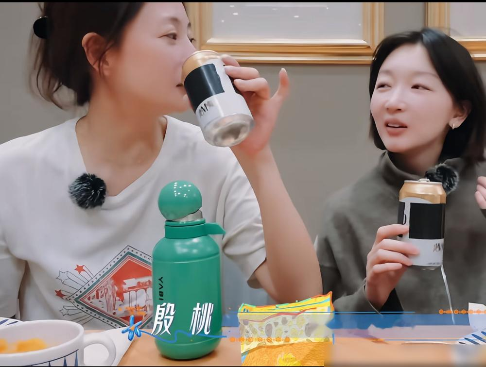 周冬雨在综艺里测出血压偏低，当场脸就垮了，担心影响寿命。殷桃在旁边来一句：乌龟慢慢悠悠，活得比谁都长