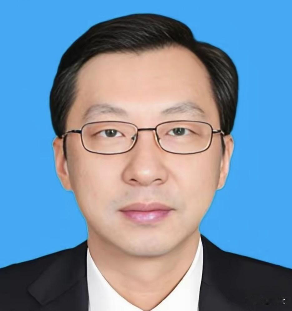 看到重庆金融圈阮路落马的消息，心里真是五味杂陈。一个堂堂正厅级干部，前脚还在