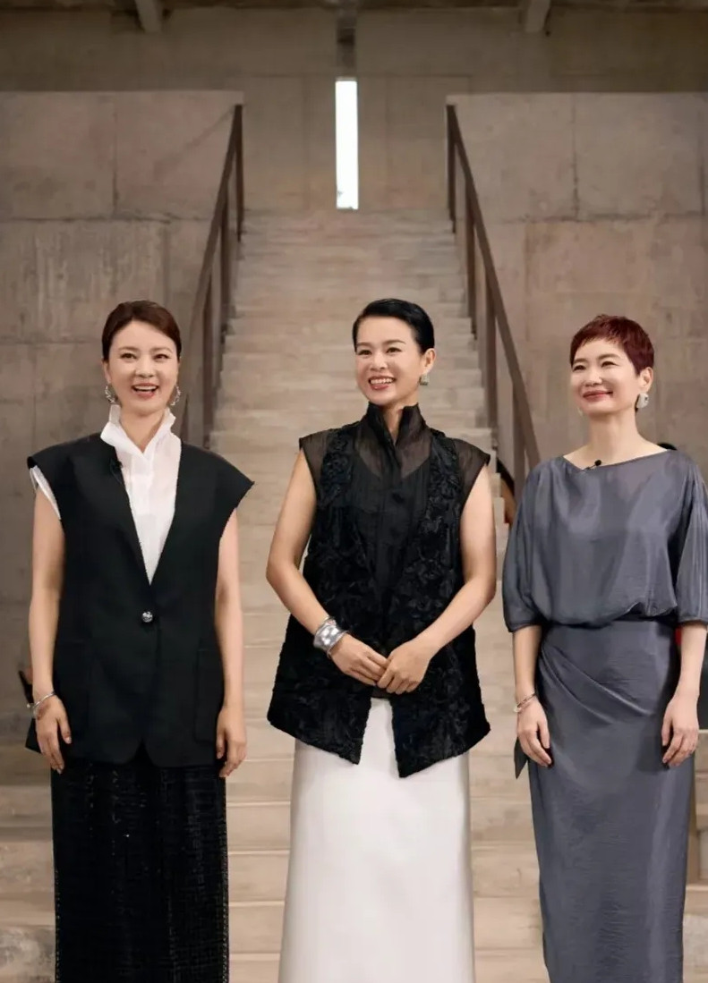 胡杏儿，刘芳菲，她们三个太协调了，平底鞋优雅舒适，穿着端庄大气。