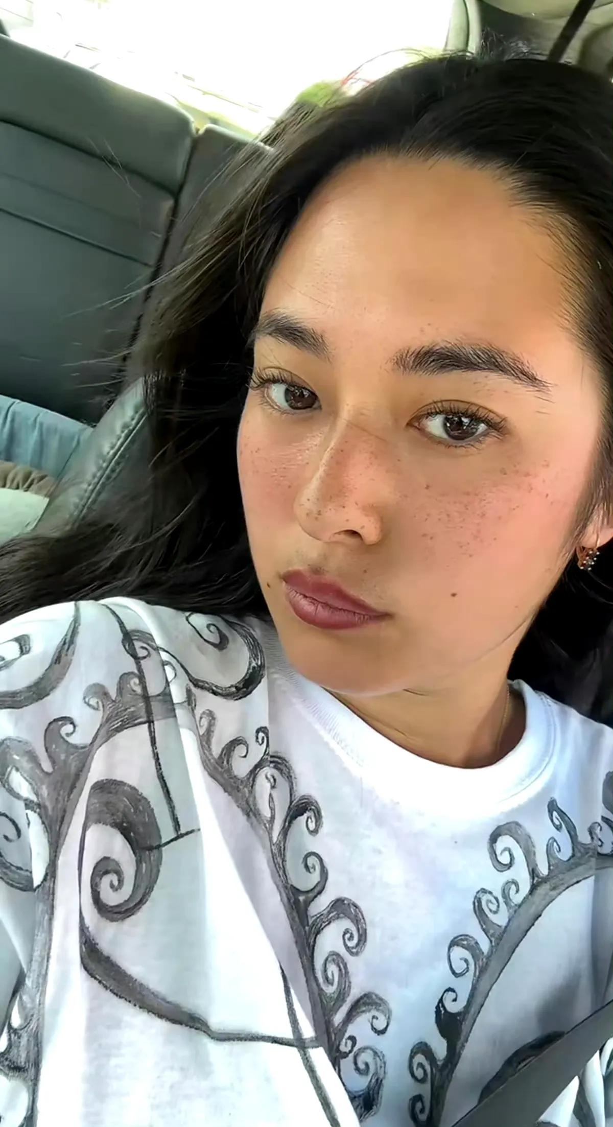 姜文的大女儿姜一朗前两天刚结婚，今天她就开通社交平台，她晒出自己和狗狗的自拍。