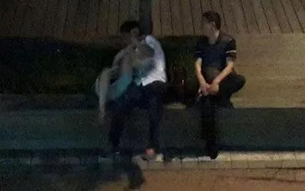 “我把你当兄弟，你居然猥亵我女友！”南充，男子跟兄弟回家，看到兄弟的女友身材劲爆