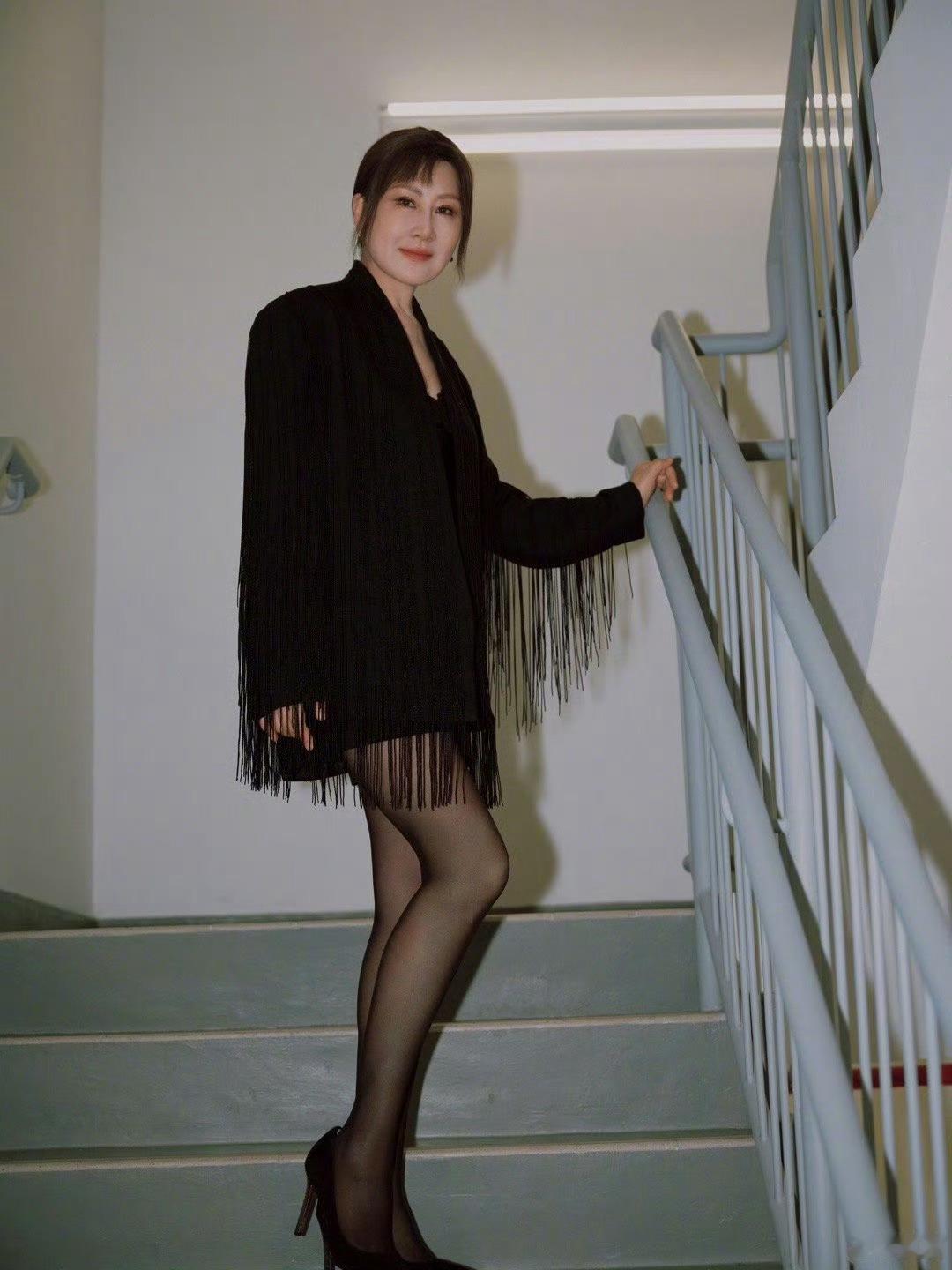 这居然是张凯丽这居然是张凯丽！张凯丽黑色流苏西装短裙高跟鞋造型，妆容也有很大变