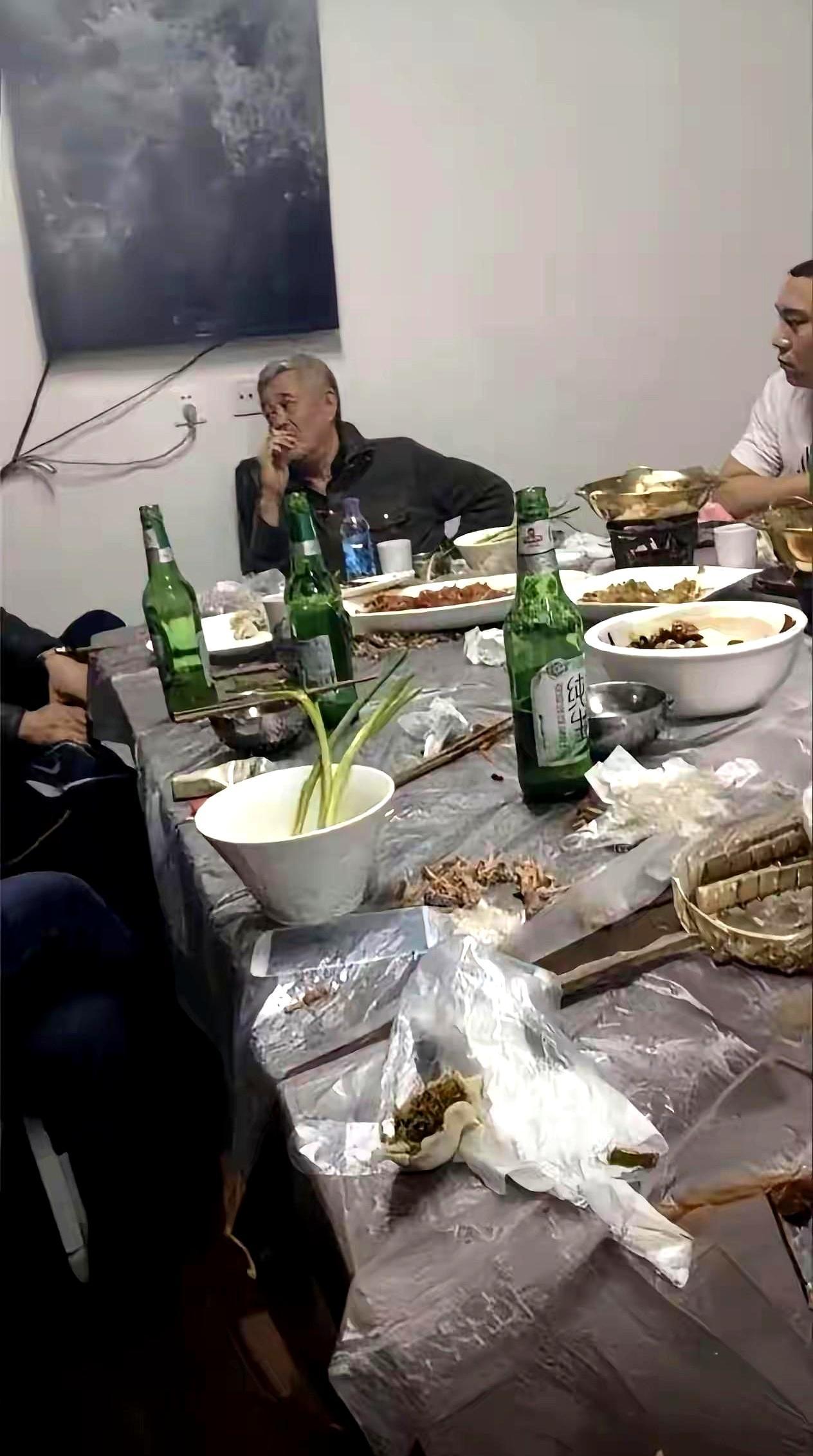 赵本山蹲在铁岭小馆子啃大骨，百元钞没见一张，桌上只有酸菜炖粉条、拍黄瓜，两瓶绿棒