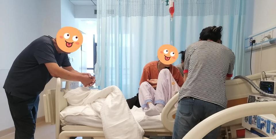 姐姐住院妹妹陪床，未来养老新模式。大姐病了，住院了，我来陪床。其实按大姐60出