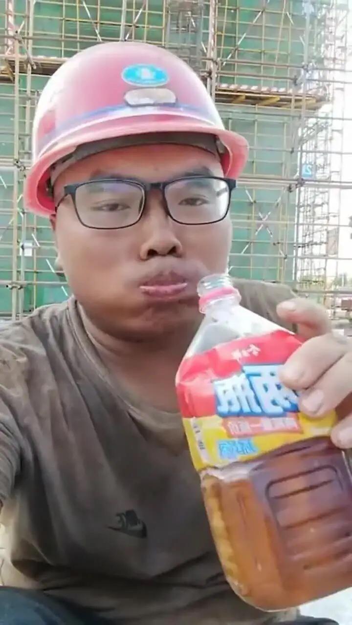 为什么工地上的农民工一般都喝饮料较多，不怕血糖高吗？ 工地上总能看到农民工兄