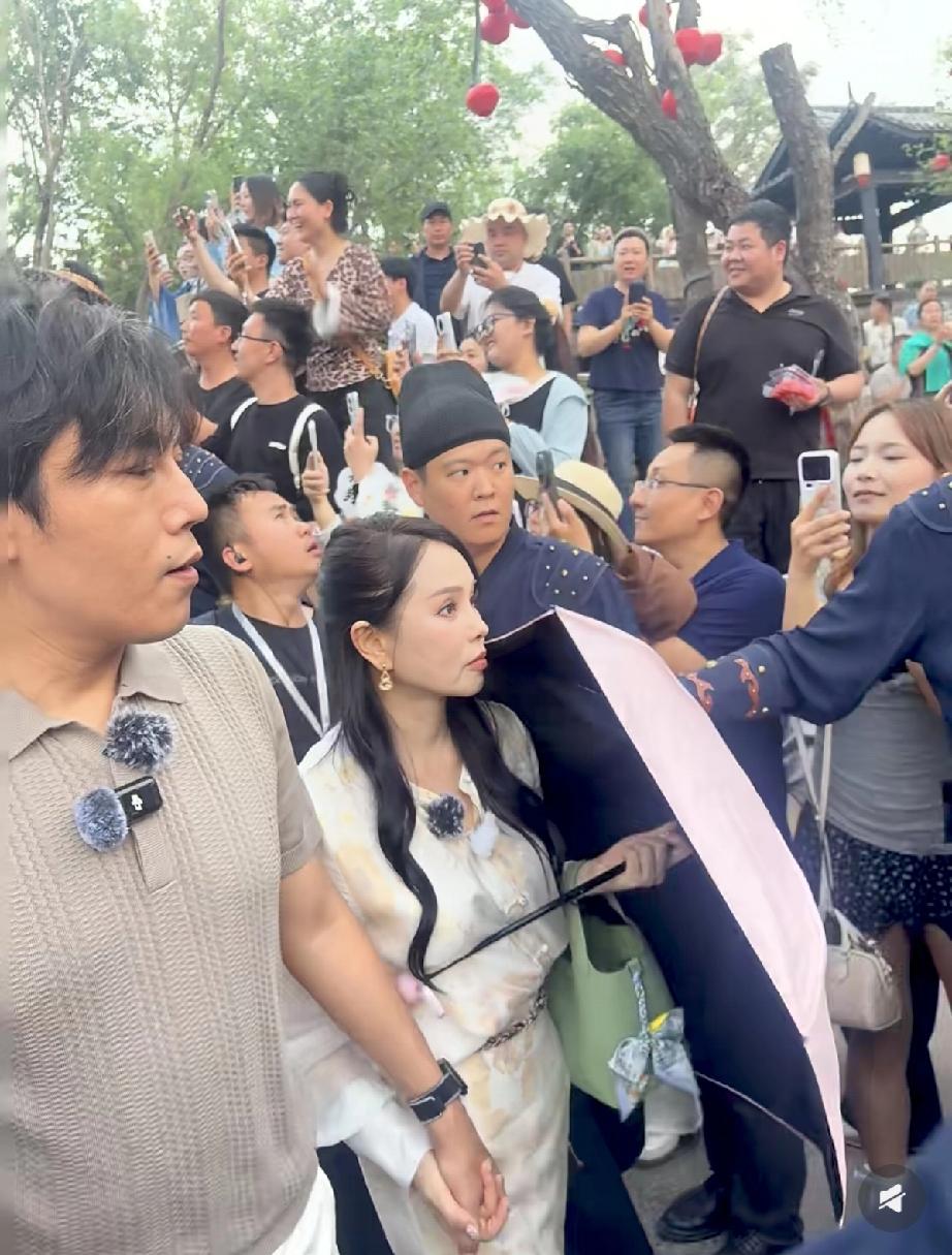 秦昊在河南录节目怼脸拍竟然老成这样，满头白发那么明显，伊能静会不会有点嫌弃？仿佛