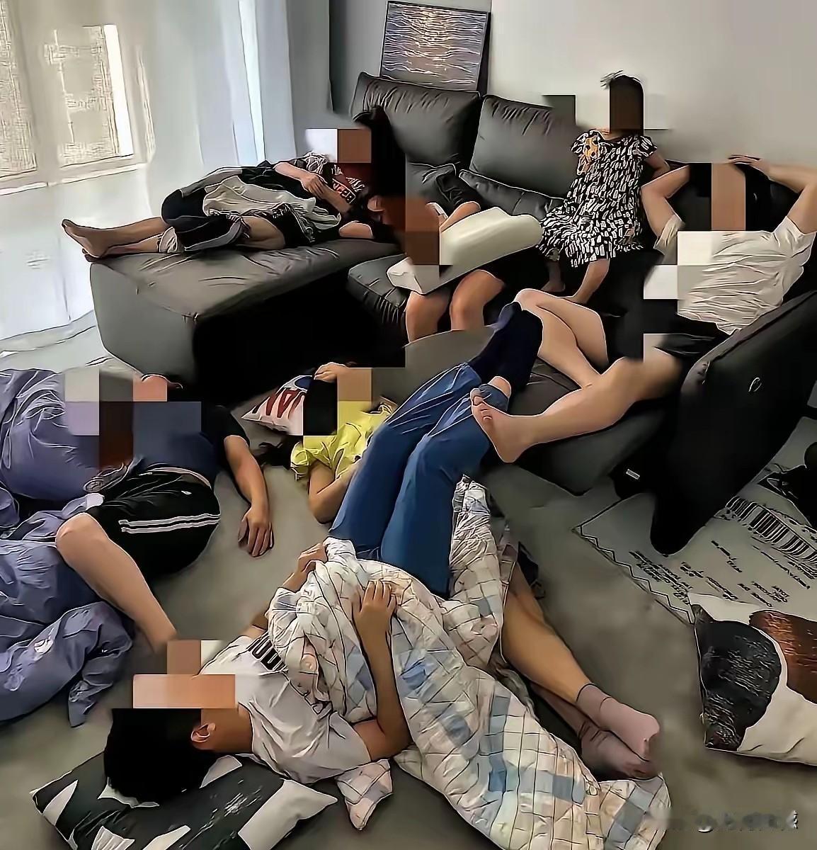 拖家带口到外地游玩，恰好所去的目的地有自己的亲友，对于旅游的这家人来说，是到亲友