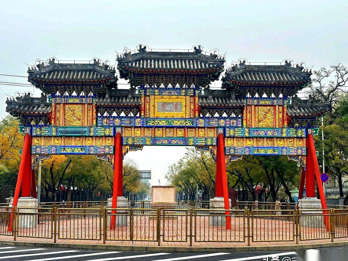 今年春节的灯，居然还挂着。破了。风一吹，那股子热闹劲儿好像还在，但你凑近一看