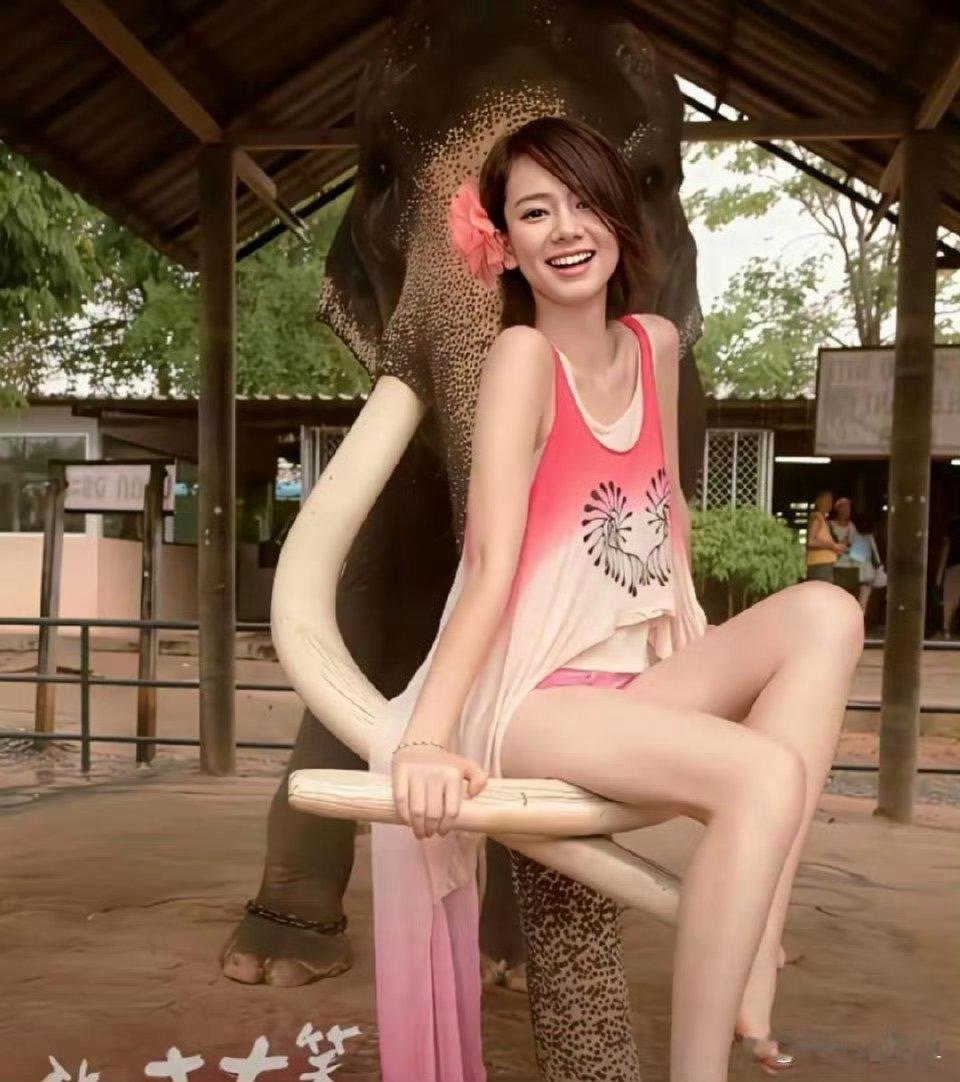 刚出道的戚薇青涩又灵动，甜飒气质初显，满满青春氛围感，一眼就很有辨识度