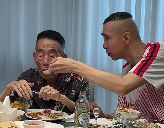 杨少华去世5天前，与“条子哥”聚会吃饭，两个“忘年交”拉着手热聊，还谈到了远在国