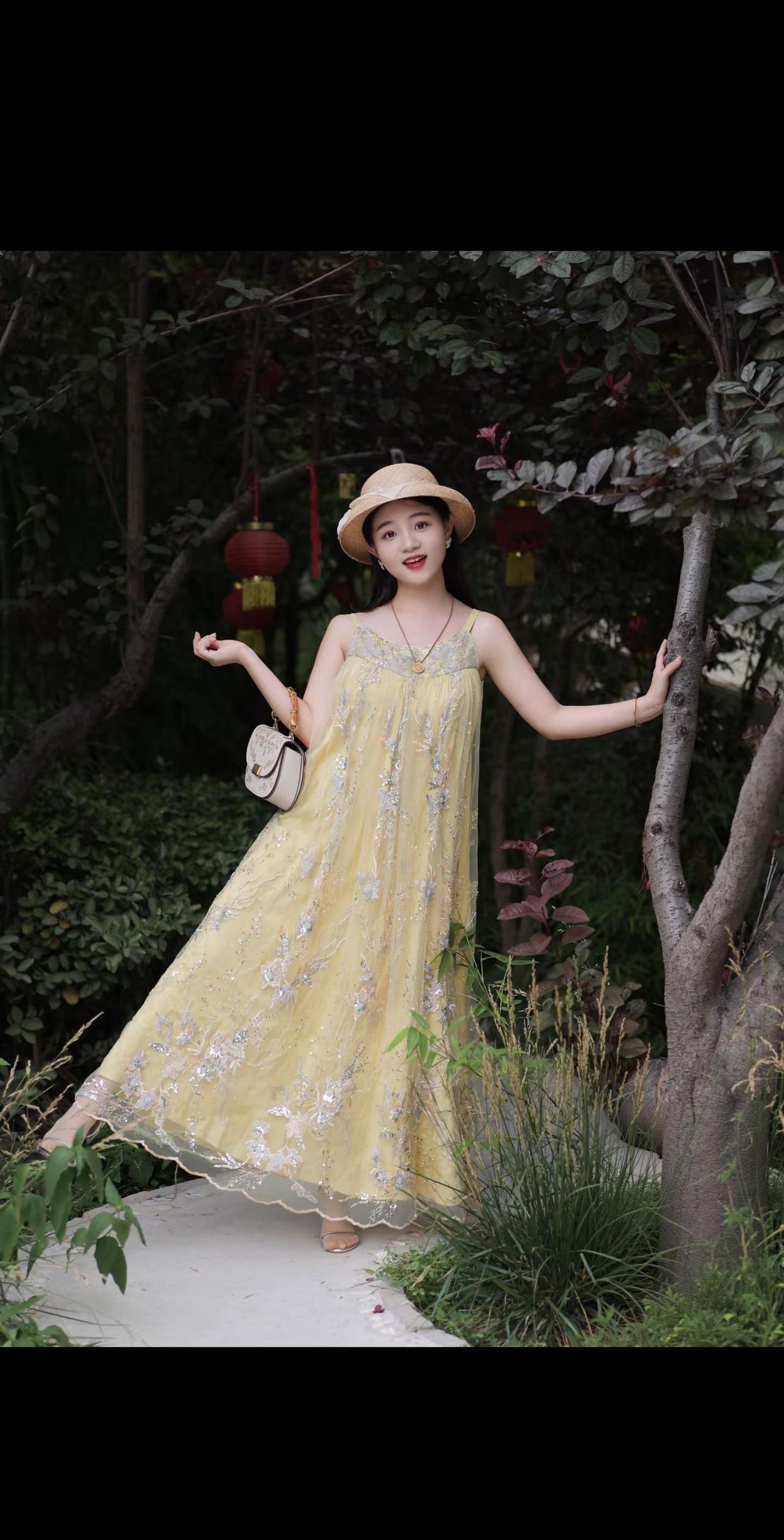 真的好热😖。户外长裙穿搭黄色长裙