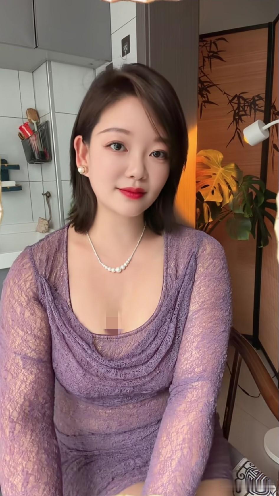 这位女士穿着紫色蕾丝裙，看起来很漂亮。高清美女高雅气质美女美女欣赏图片