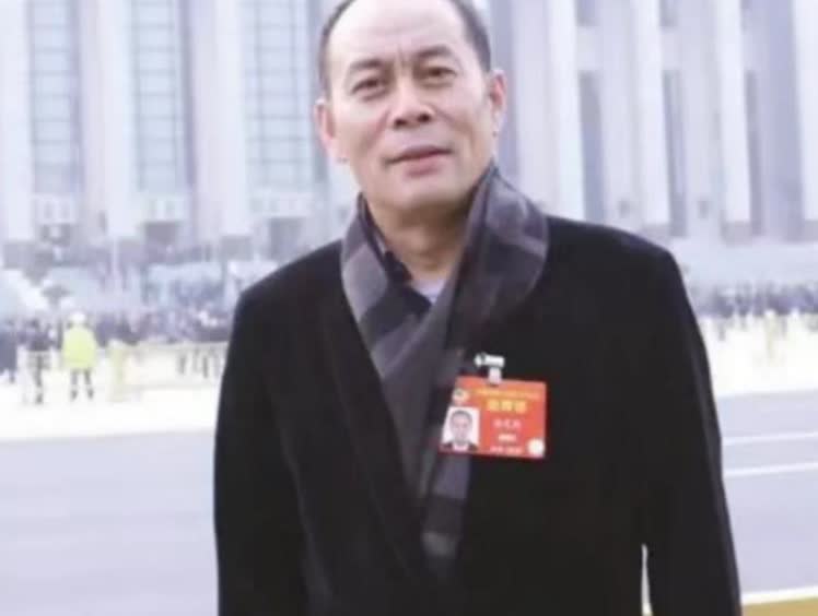 当年，张光北拿出全部积蓄120万在北京买一套200多平的房子。从此以后，每次去剧