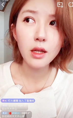 赵露思这波操作是真行啊！都知道她要开直播说说事儿，可谁能想到，她上来先把打