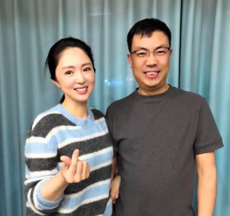 董璇哥哥发图文，祝福董璇张唯伊，大合照曝光，董璇靠着张唯伊！[灵光一