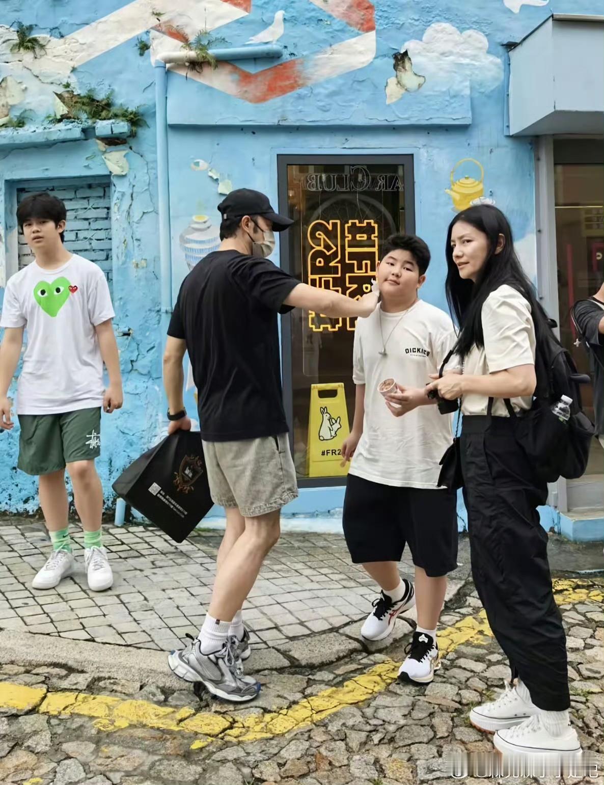 沙溢胡可大儿子安吉身高181，真的好帅，小时候长得像宋仲基，长大了居然比宋仲基还