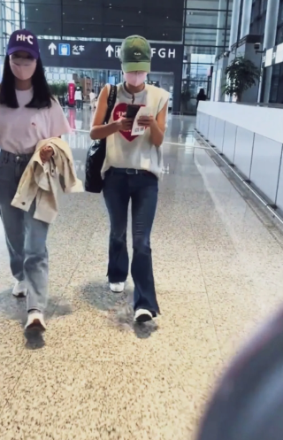 马伊琍与大女儿文爱马机场现身！母女俩口罩戴的很严实！走路匆匆忙忙，马伊琍又干又瘦