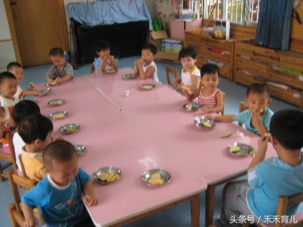 无意间看到幼儿园午餐, 看的我好心酸