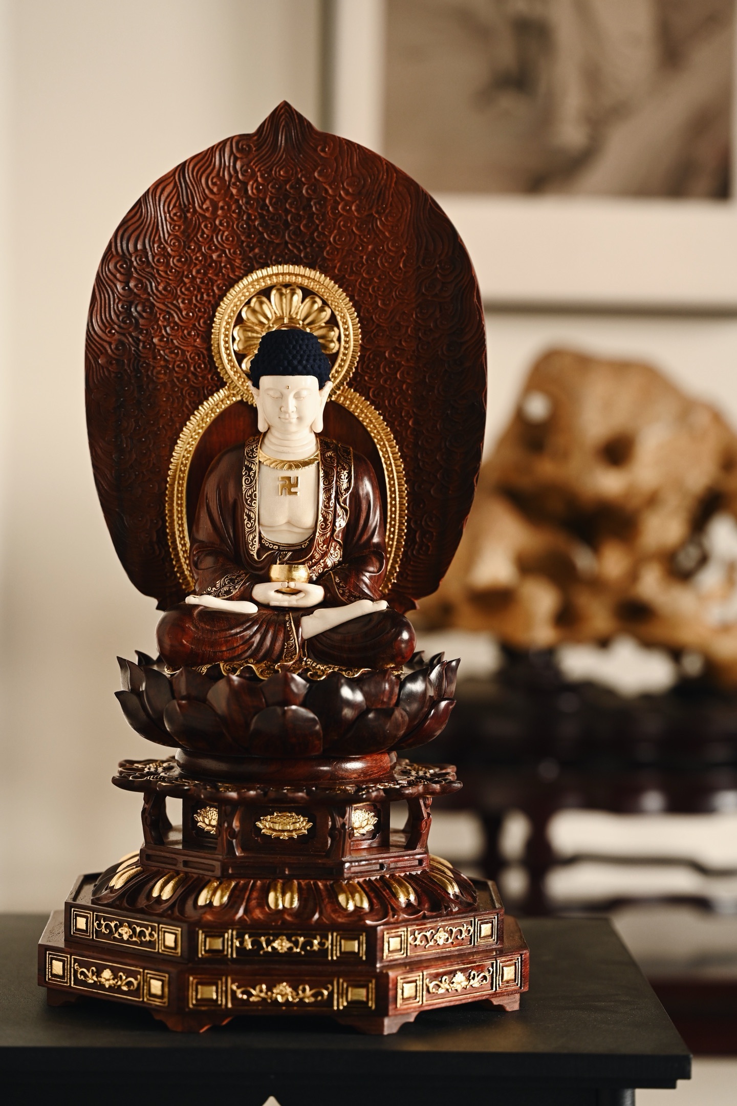 小叶紫檀x猛犸|释迦牟尼臻选优材，琢刻精细入微，描金工致富丽，紫檀复嵌猛犸，