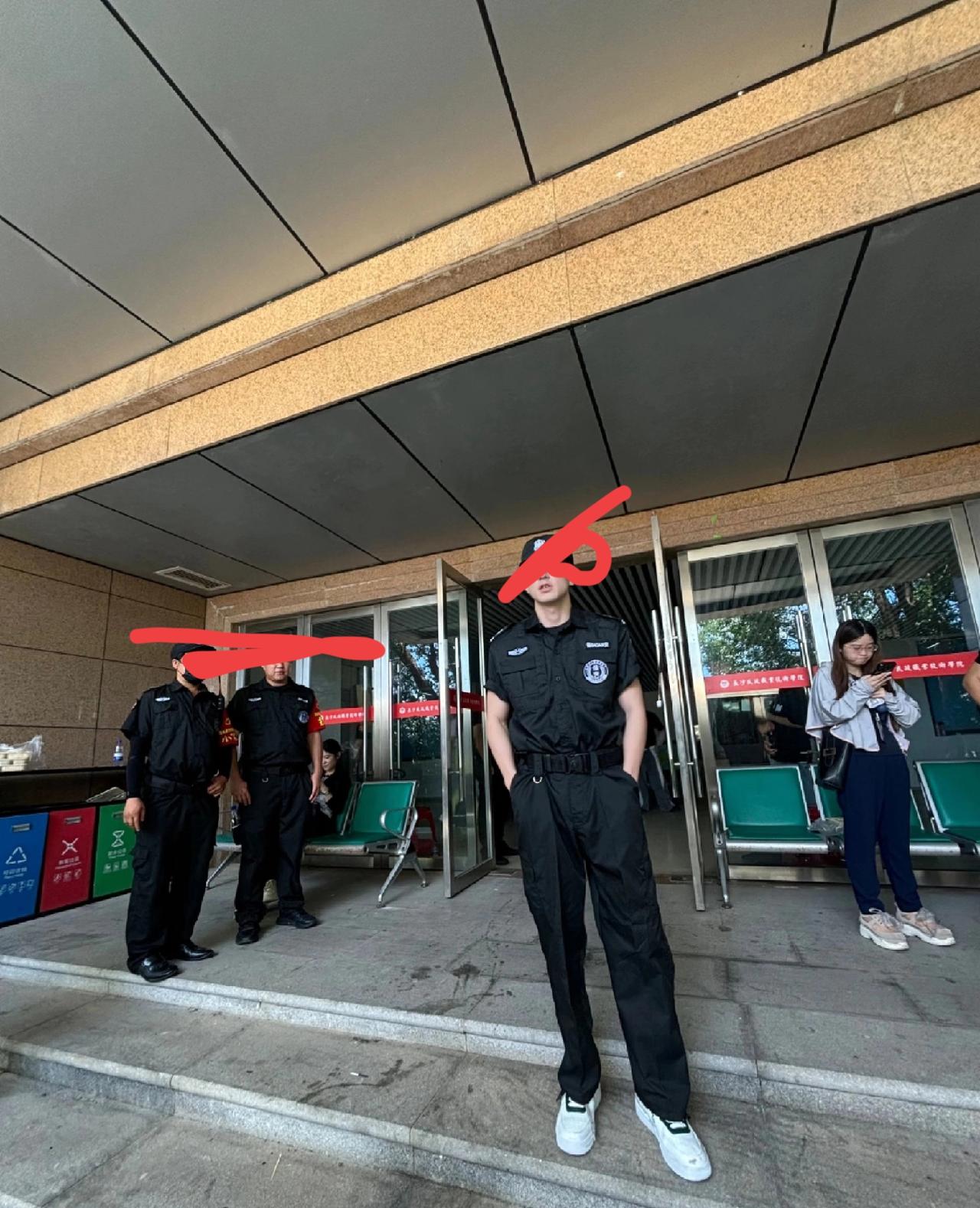 我单位一个女同事上班时间出门很急忘记带厂牌了，我公司进出大门一定要带厂牌才允许进