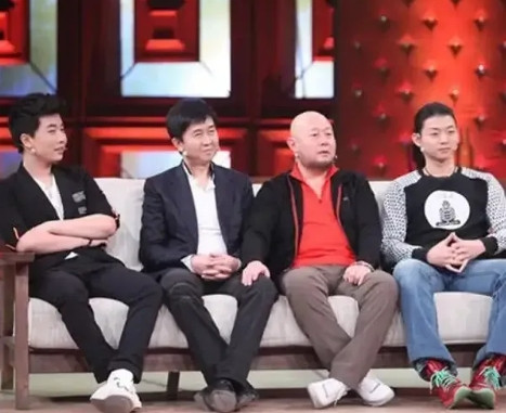 2002年，付笛声拉着火风一起买房，非要和他做邻居。火风一看是别墅，直摇头:“你