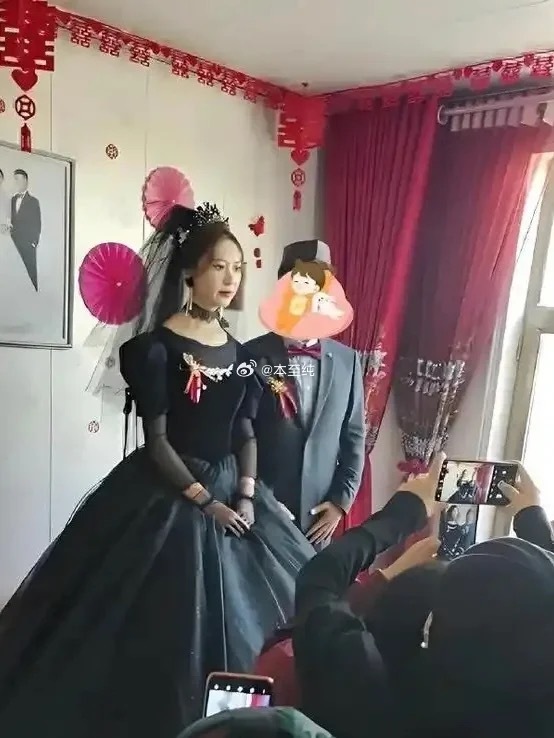 新郎居然会同意新娘穿黑色婚纱，不怕有什么问题吗？