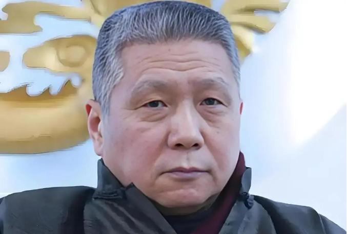 杨澜问马未都：“你以后会把博物馆上交给国家吗？”马未都摇摇头：“我这博物馆，说白