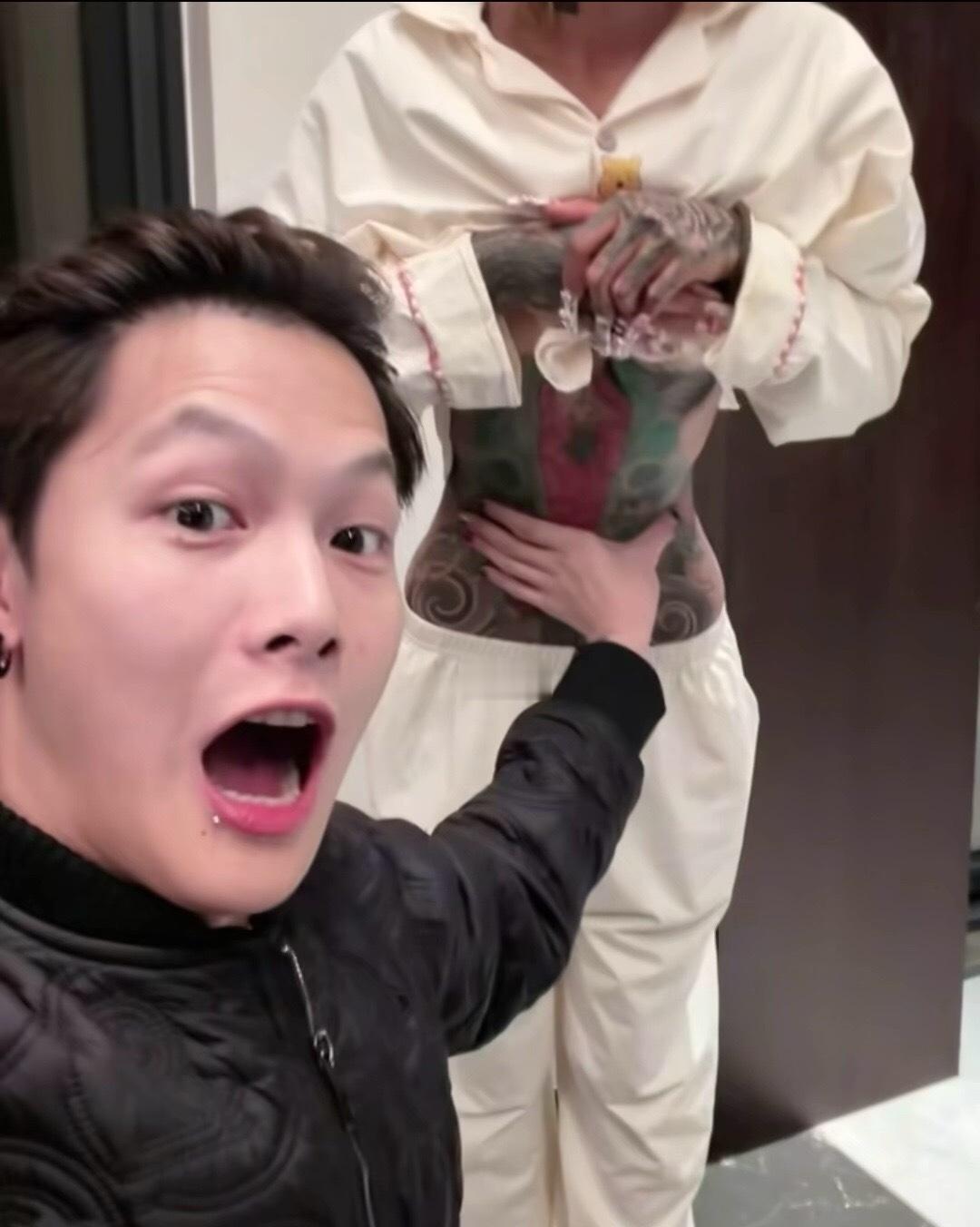 顾茜茜把许诺纹在腰上，很难不结婚了吧？