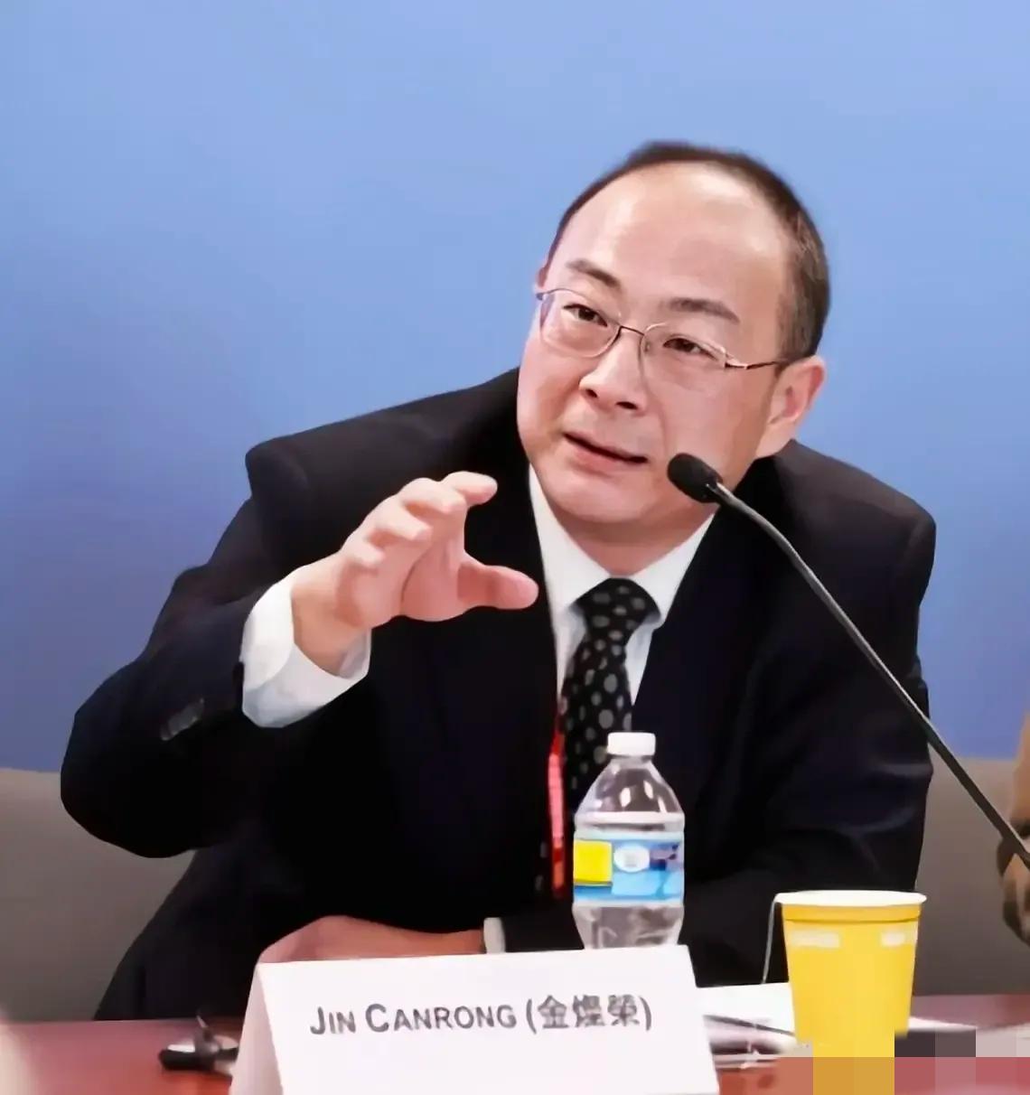 金灿荣直言单纯把特朗普看作一个商人，那就大错特错了。他说：表面上特朗普的一系