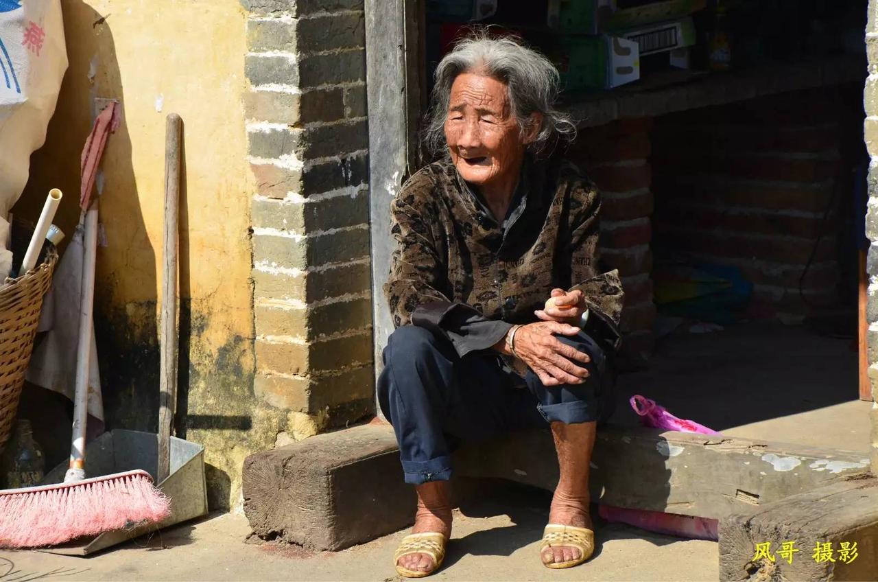 昨天下午，病房有位老人过世，他儿子过来办相关手续，临走，这位四十出头的男人，微笑
