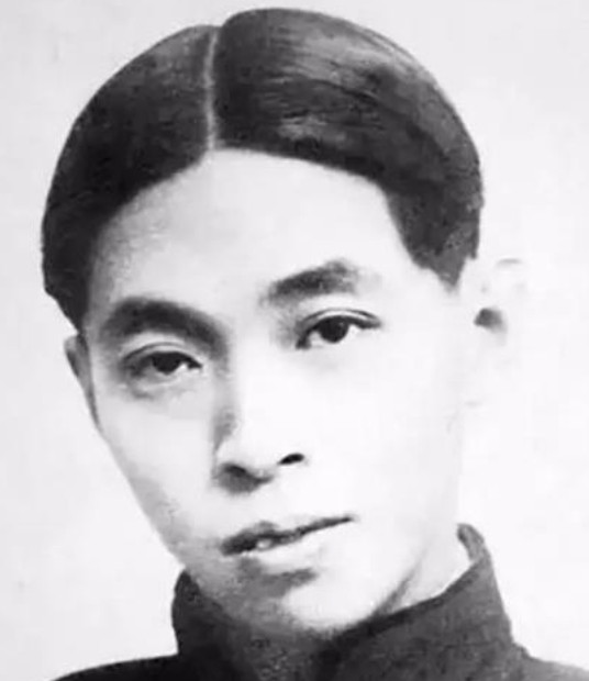 1928年，茅盾望着身材丰腴妩媚妖娆的秦德君，当即想要一亲芳泽，没想到秦德君气吐