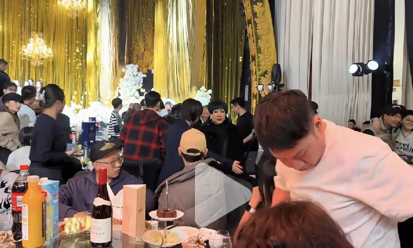 陶阳结婚，郭德纲一家四口的离场顺序，是不是正好是家庭地位的排序？走在第一个的