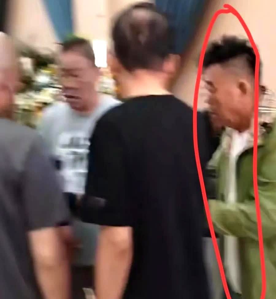 杨少华养了几个大孝子，在追悼会上，李金斗一身黑，而杨家两个儿子特别另类，一个戴棒