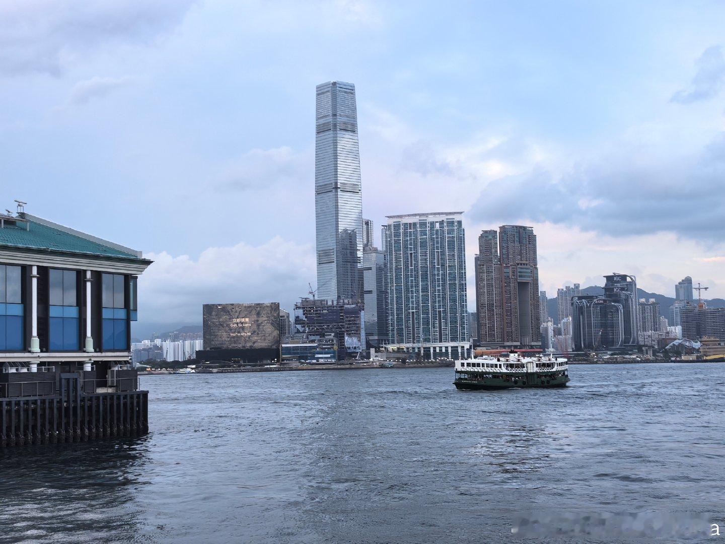 很多人告诉我不喜欢香港，但是我很喜欢。复古拥挤的街道，每一处细节都在自然呈现属于香港的味道。下次再去