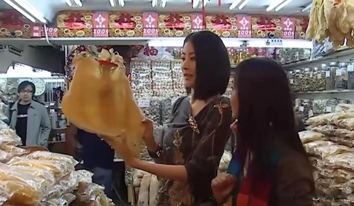 店员一看是陈慧琳来了，直接搬出巨型花胶，还特意强调：全香港就5个，不到10万！