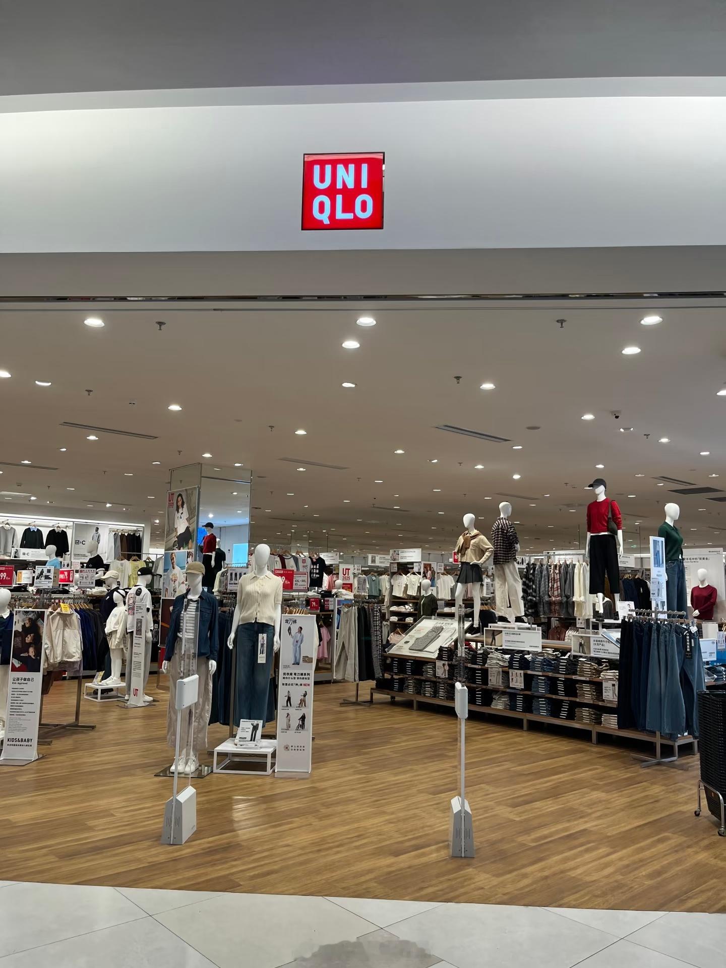 优衣库店长下达偷拍顾客指标我记得优衣库门口都放有警报器吧，衣服的标签卡里也都装有