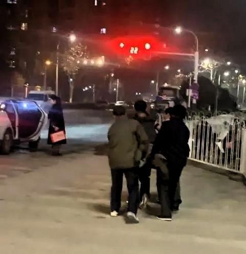 泪目！一男子查出肝癌中期，妻子果断提出离婚，他当天买了一斤白酒并一口气喝完了，随