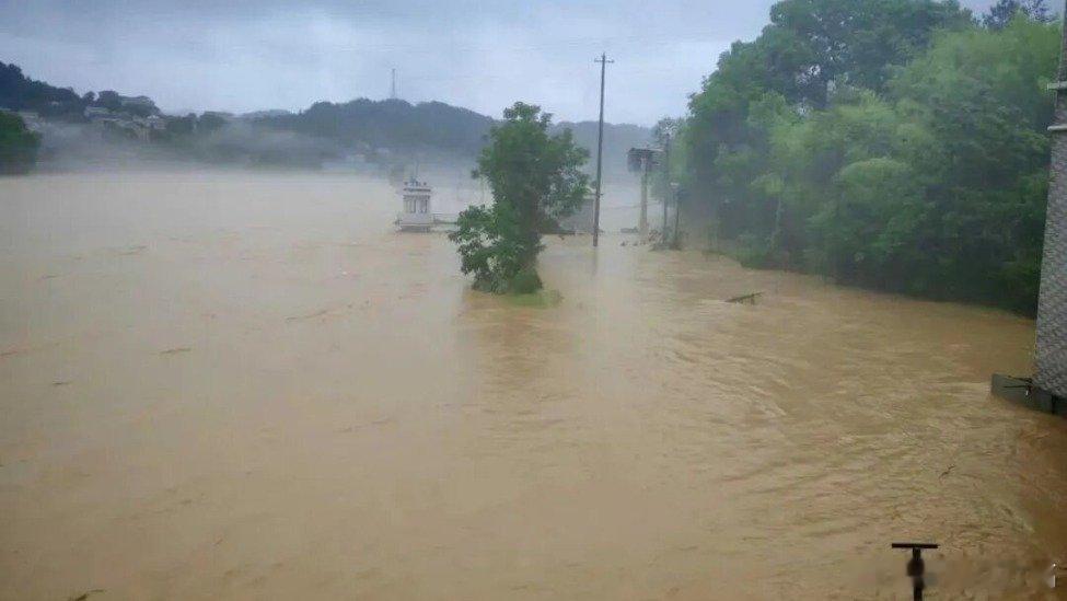 凤凰新闻【湖北雨滂沱，他看着妻子消失在洪水中】5月17日晚，湖南常德市石门县壶瓶
