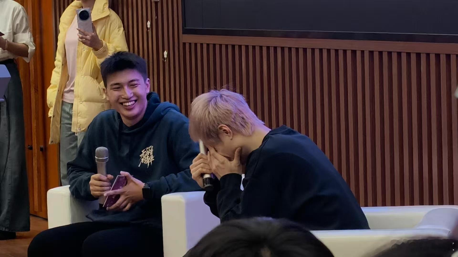 现场拿自己的劈杀和别人的比，笑点密集，还把节奏、落点讲得明明白白；业余先把步伐练