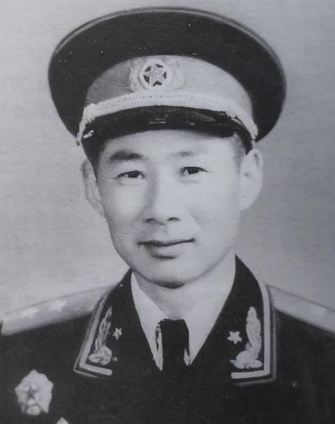 1938年，八路军骑兵营正在行军，政委杨秀山忽发现几个战士走的太慢，便去催促，不