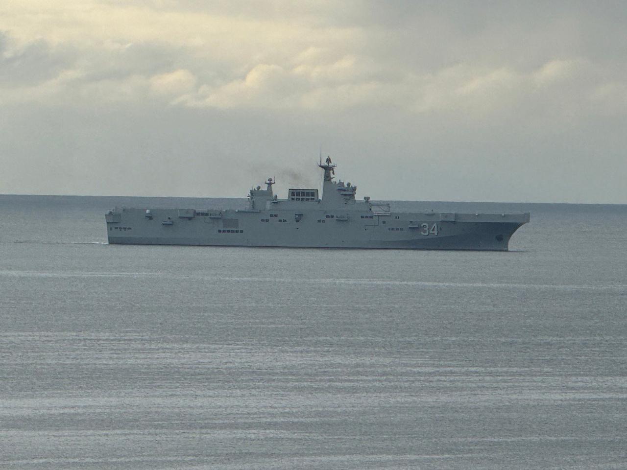 参加完交付仪式离开港口的34“湖北”号两栖攻击舰，该舰也是挂满旗参与“福建”舰入