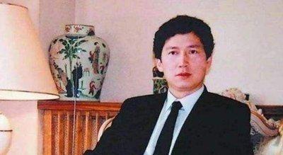 1993年，这个继承了女人60亿遗产的男人，终于吐露出了自己的真实想法，“她比我